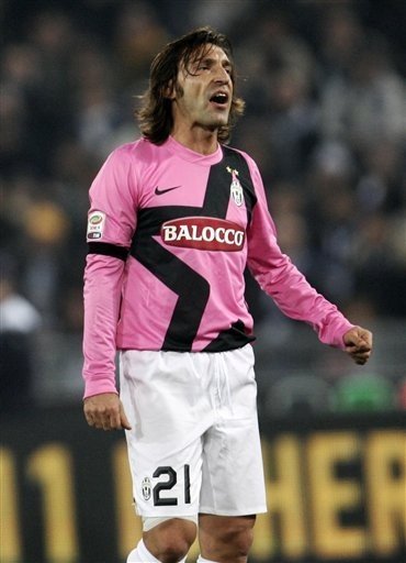 三代校友聚绿茵 上海交大的这一场校友足球赛乐趣多（三代校友齐聚绿茵，上海交大这场足球赛趣味十足）