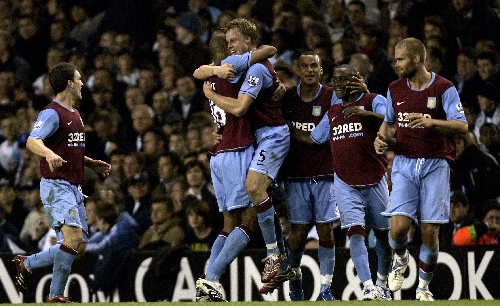 山东泰山选择韩鹏执教，凭借其责任感和团队精神，重燃球队斗志，提升士气，取得进步。（韩鹏执掌山东泰山：以责任与团队精神重燃斗志，提振士气促提升）