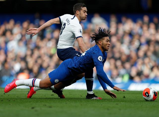 给爷整笑了，曼奇尼假意亲吻布鲁马多，将布鲁马多逗笑（这一幕笑翻了：曼奇尼作势亲吻布鲁马多，逗得对方当场大笑）