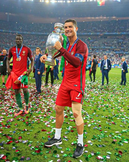 欧冠积分榜分析：小组晋级形势紧张,（欧冠形势解读：小组出线争夺白热化）