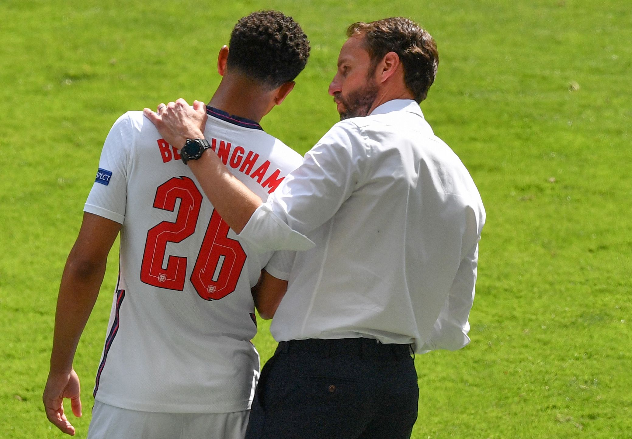 一家人整整齐齐！曼联官方晒25／26赛季合影：男女全队出镜（曼联发布25／26赛季全家福：男女一线队齐齐出镜）