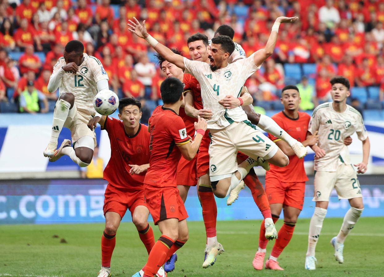 贝林厄姆留言调侃古德利抱得太紧，后者回应：确实过了（贝林厄姆调侃古德利拥抱用力过猛，古德利回应：确实有点过）