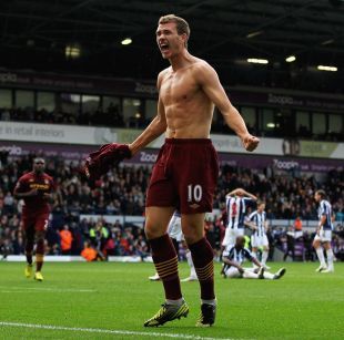 凯尔特人小球迷和远道而来的瑞士年轻人球迷互动（凯尔特人小球迷与来访瑞士青年球迷亲切互动）