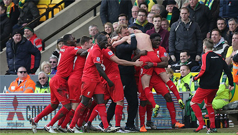 欧冠赛前穆里尼奥与两名昔日弟子重逢，并亲吻了斯内德的光头（欧冠赛前，穆里尼奥与两位旧部相聚，还亲吻了斯内德的光头）