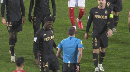 足球世界杯主题周边开售，球迷抢购（世界杯主题周边上架，球迷热购）