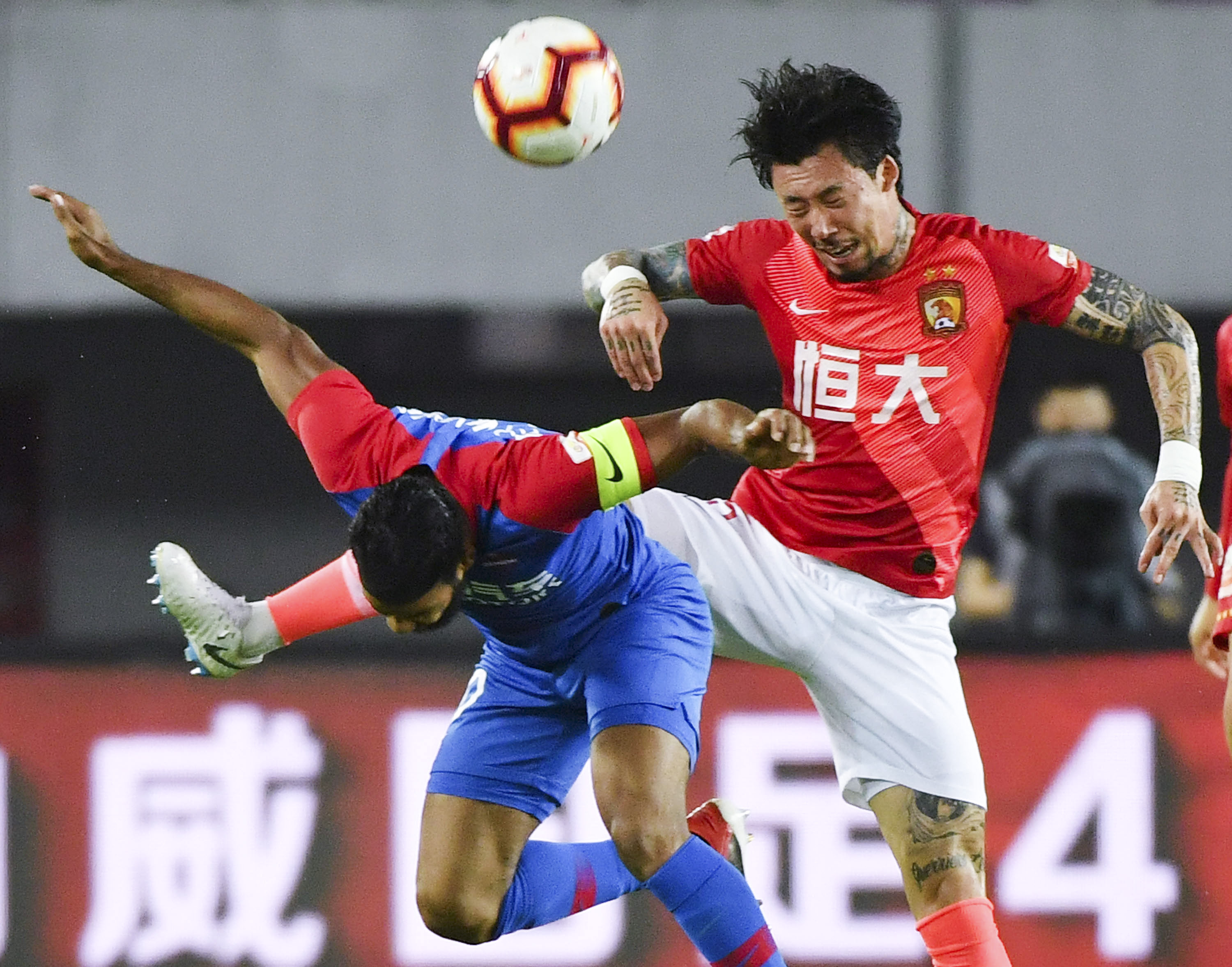 上海市政府向海港赠送冠军贺礼：木雕雄鹰和冠军奖杯刺绣（上海市政府赠海港冠军贺礼：木雕雄鹰与奖杯刺绣）